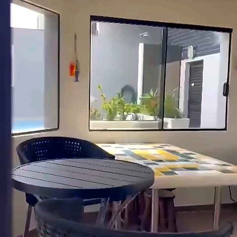 Mesa de refeições junto à janela