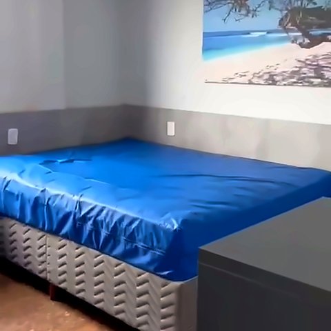 Quarto de casal com quadro de praia