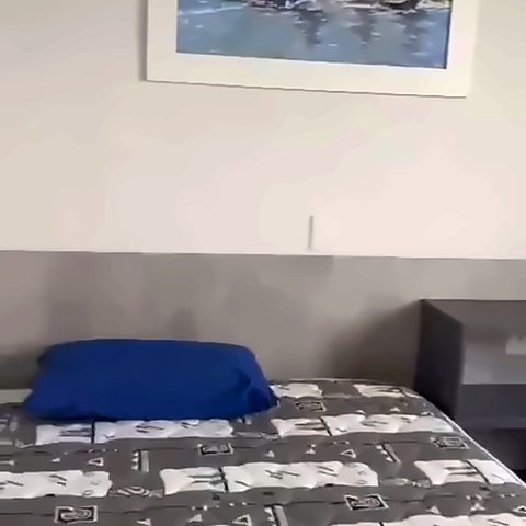 Quarto com duas camas de solteiro e quadro de veleiros