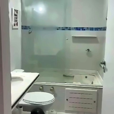 Banheiro com banheira e box de vidro