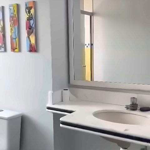 Banheiro do piso superior com bancada e espelho