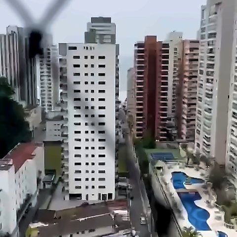 Vista panorâmica dos prédios e do verde de Guarujá