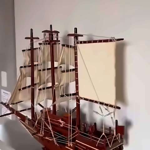 Miniatura de veleiro na decoração